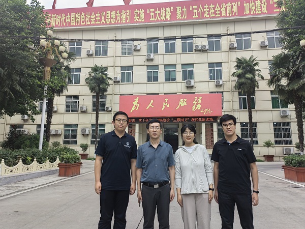 5c85ad9dfaea4f2eb09110b5b3bfa81f.jpg 看望校友郑雪蓉.jpg